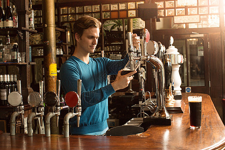 酒吧倒啤酒的服务生背景图片