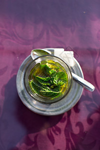摩洛哥马拉喀什传统的新鲜薄荷茶图片