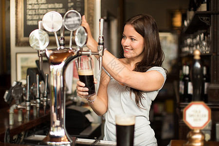 酒吧倒啤酒的女人背景图片