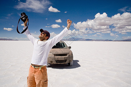 摄影师在阿根廷科尔多瓦省萨利纳斯格兰德斯的盐田庆祝图片