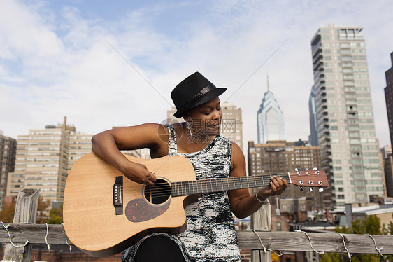 美国费城弹吉他的黑人女子图片