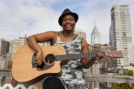 美国费城弹吉他的黑人女子图片
