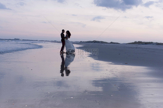 夕阳海滩边的黑人夫妇图片