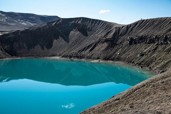 冰岛克拉夫拉维提火山口湖蓝水的俯视图图片