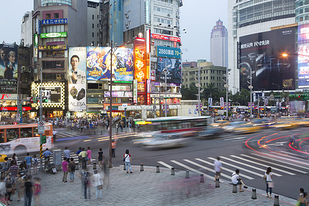 城市街道路口人行道背景图片