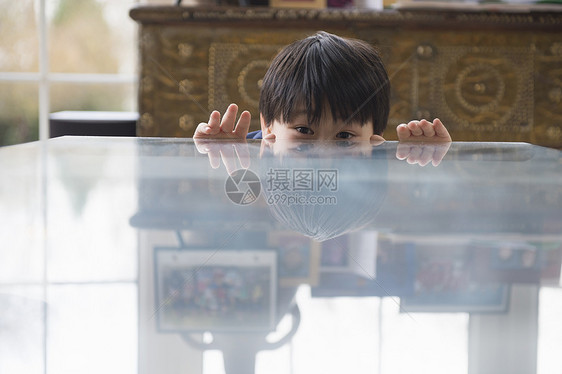 男孩偷看餐桌的照片图片