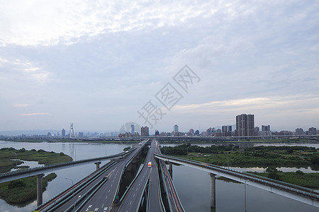 中国台湾台北高架公路与河流背景