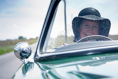 老年女性驾驶汽车图片