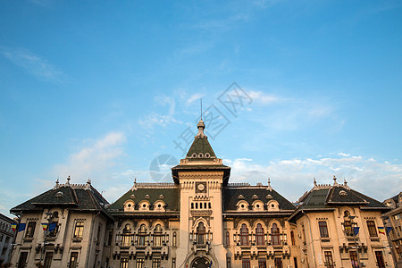 罗马尼亚克雷奥瓦市政厅低角度视图图片