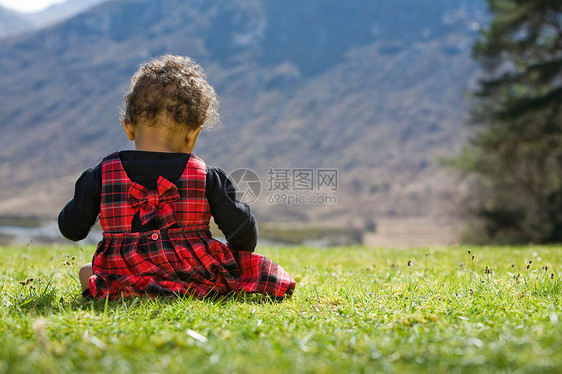 婴儿坐在草坪上图片