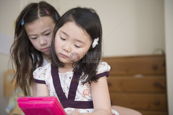 儿童伙伴玩电脑游戏图片
