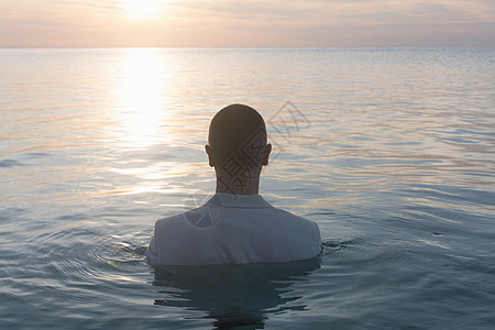 商业人士浮在海水里图片