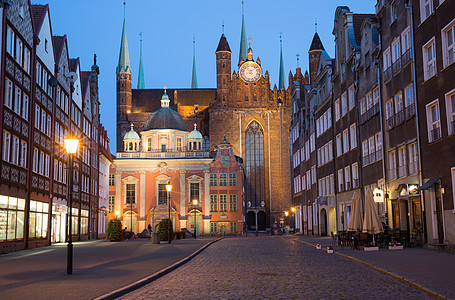黄昏时的波兰格但斯克历史街道和教堂背景图片