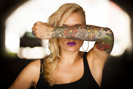 纹身女人有纹身的中年妇女肖像背景