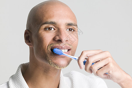 刷牙的人图片
