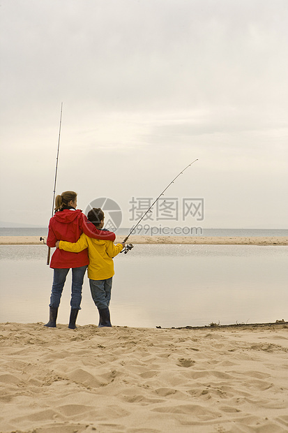 母子在海滩钓鱼图片