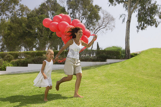 女孩和妈妈拿着气球跑图片
