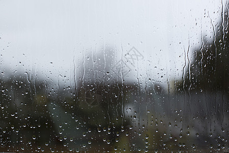 透过玻璃窗看到雨滴背景图片