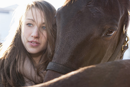 带马的年轻女子特写镜头图片