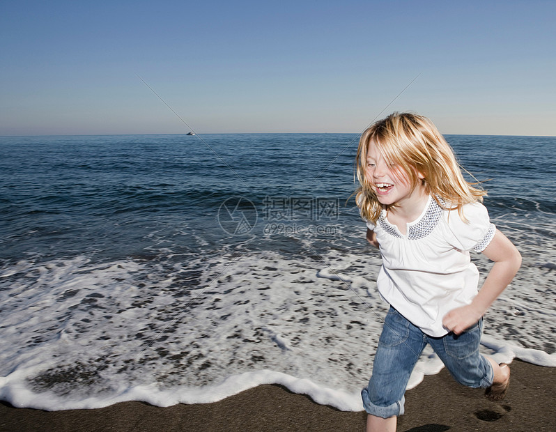 在海滩上奔跑的女孩图片