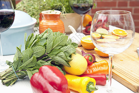 香草水果蔬菜和红酒花园餐桌的静物生活图片