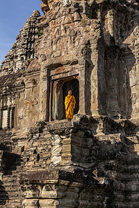 柬埔寨暹粒吴哥窟寺庙中的年轻僧侣图片