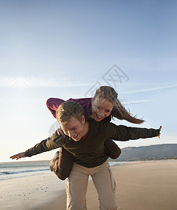一起在沙滩上玩耍的夫妇图片