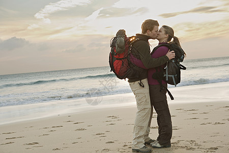 在沙滩接吻的情侣图片
