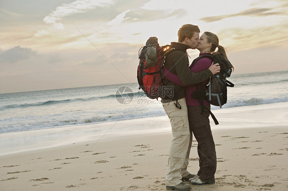 在沙滩接吻的情侣图片