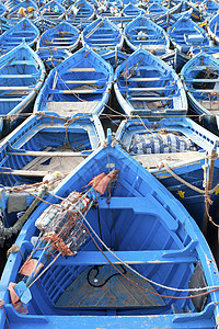 一排排蓝色渔船停泊在摩洛哥埃萨瓦伊拉的海滨图片