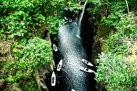 日本九州宫崎高桥瀑布船上的人图片
