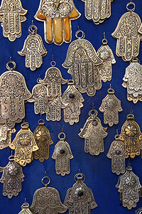 摩洛哥马拉喀什市场摊档上的法蒂玛护身符之手图片