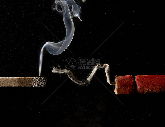 点燃的雪茄和鞭炮导火索的静物图片