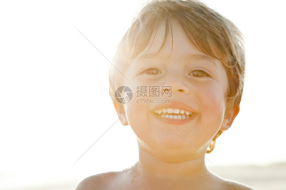 阳光下的快乐男孩图片