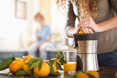 手绘榨汁机小女孩在厨房里榨橘子汁背景