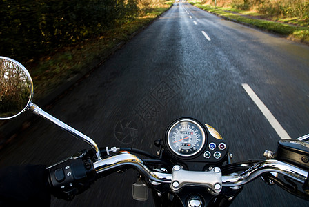 空旷乡村道路上的摩托车图片
