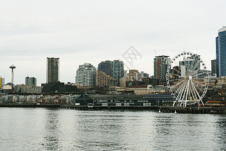 美国华盛顿州普吉湾西雅图摩天轮和城市景观图片