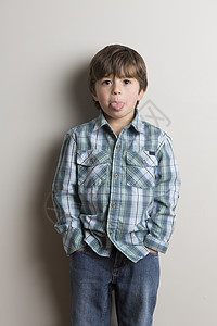 小男孩的肖像，伸出舌头图片