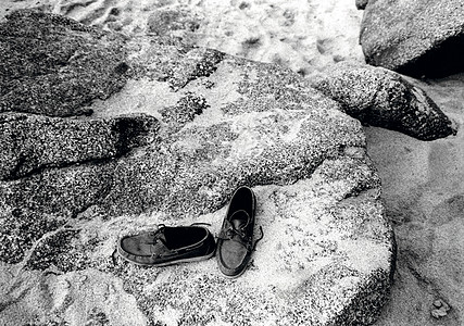 海滩岩石上的一双鞋图片