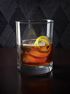 一杯加冰块和柠檬的威士忌高清图片