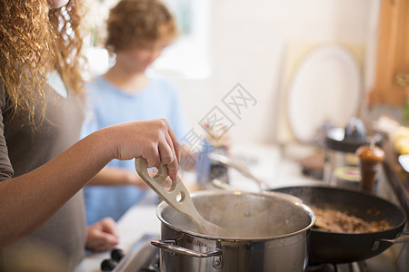 兄弟姐妹在厨房做饭背景图片