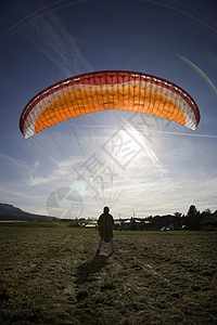 成年男性降落伞着陆在瑞士日内瓦塞勒夫山图片