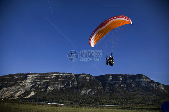 男性在瑞士玩滑翔伞图片