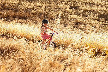 女孩骑自行车图片