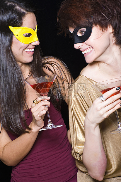 两个戴着眼罩喝鸡尾酒的女人图片