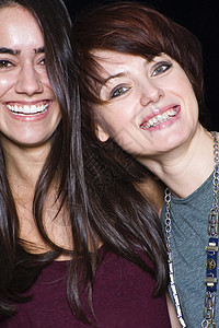 两位女性朋友的照片，微笑着图片