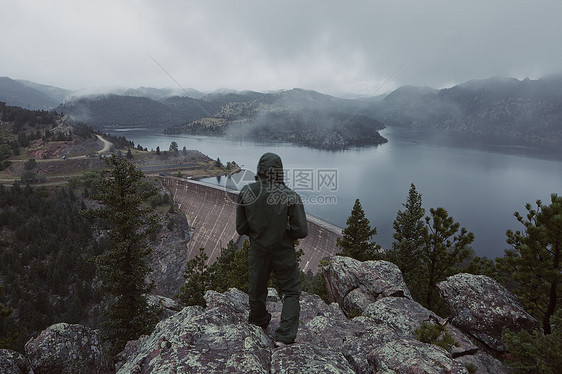 在美国科罗拉多州俯视大坝的人图片