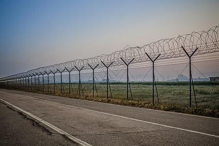 空路带刺铁丝网图片