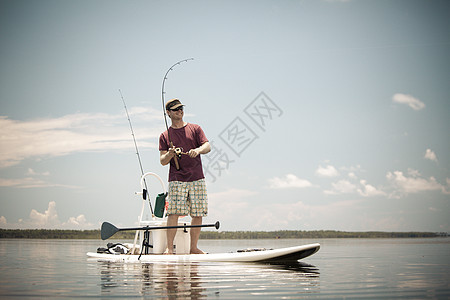 在美国佛罗里达州圣乔港的木筏上捕鱼图片