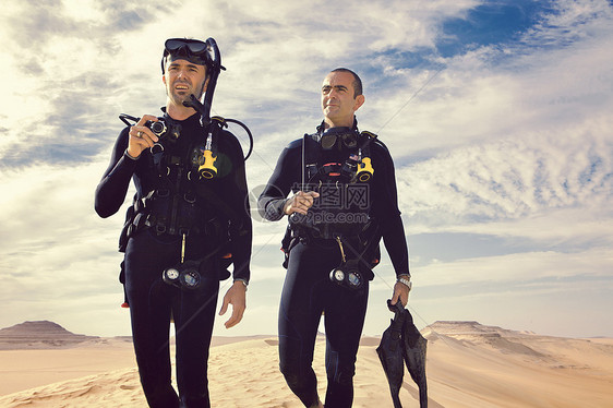 沙漠里两个穿着潜水服的男人图片